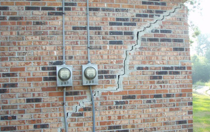 cracked brick in building exterior wall